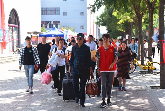 tyc1286太阳成集团:接过你的行囊 我们是一家人