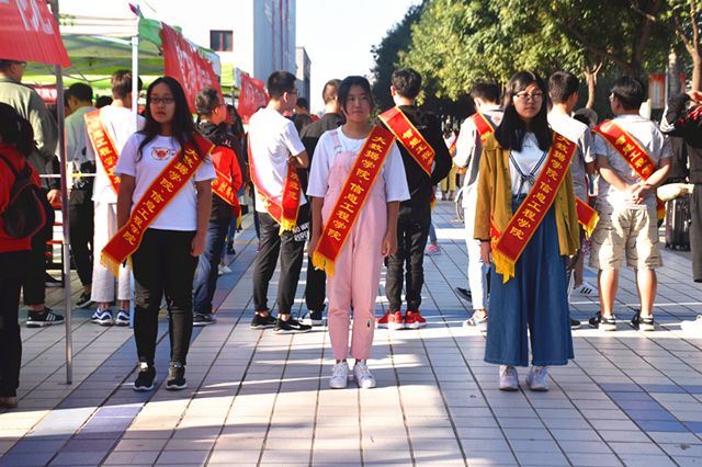 tyc1286太阳成集团:接过你的行囊 我们是一家人