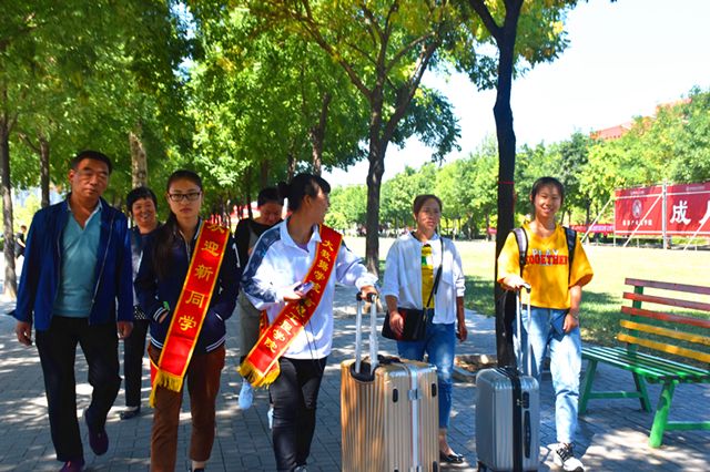 tyc1286太阳成集团:接过你的行囊 我们是一家人